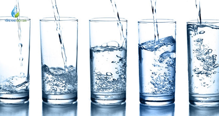 Nước khoáng kiềm đóng chai có tính chất tương tự như nước kiềm;